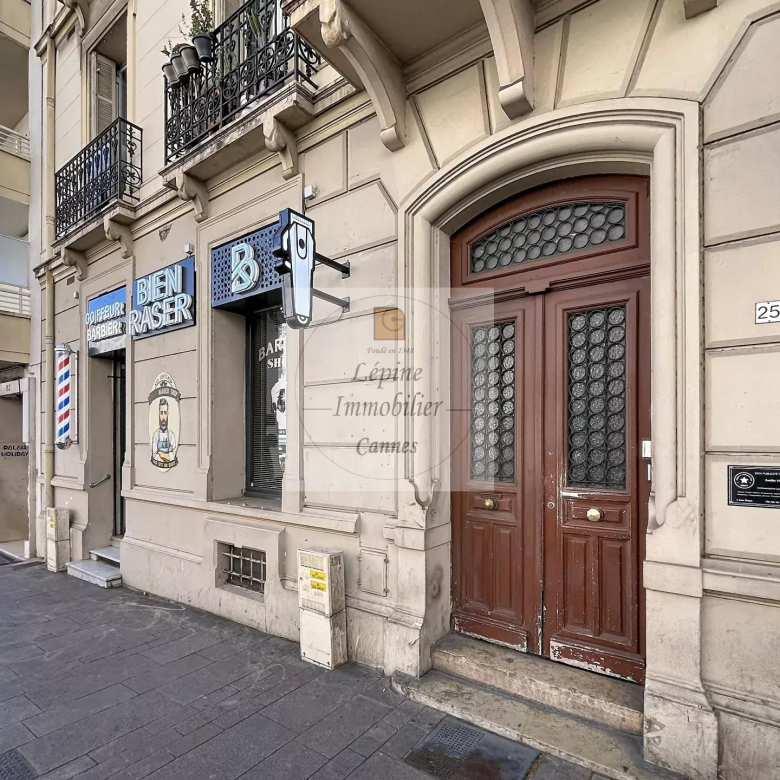 Cannes, Bas Carnot, Studio avec mezzanine, refait à neuf.