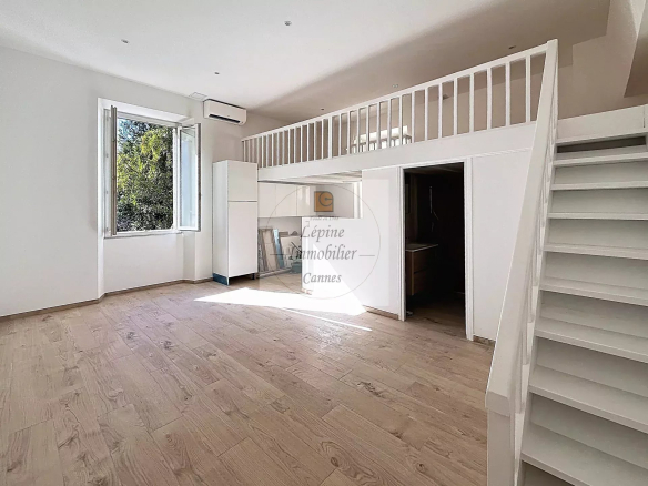 Cannes, Bas Carnot, Studio avec mezzanine, refait à neuf.