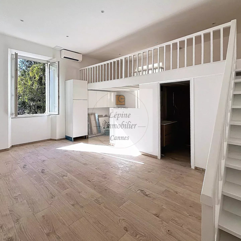 Cannes, Bas Carnot, Studio avec mezzanine, refait à neuf.