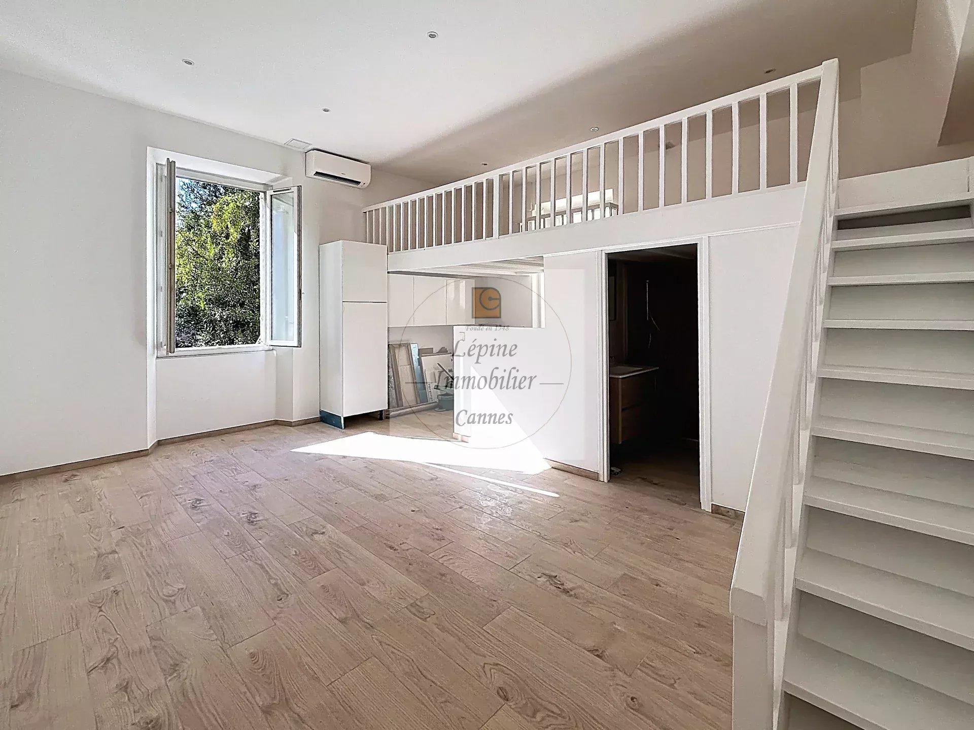 Cannes, Bas Carnot, Studio avec mezzanine, refait à neuf.