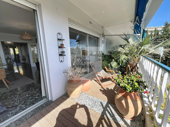 Cannes Centre, Spacieux 2P de 74m² , vue mer, parking, cave