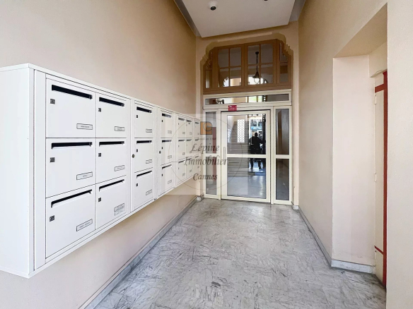 Cannes, Bas Carnot, Studio avec mezzanine, refait à neuf.