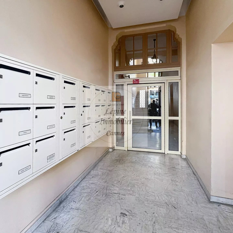 Cannes, Bas Carnot, Studio avec mezzanine, refait à neuf.