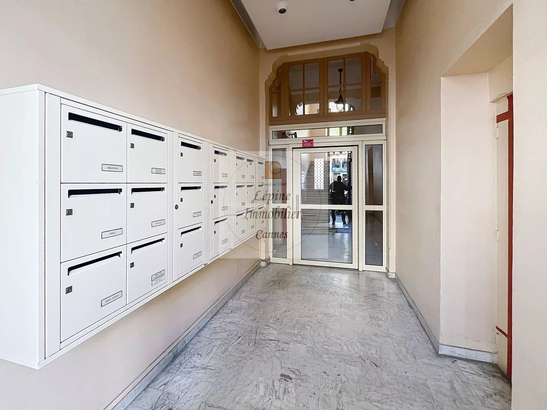 Cannes, Bas Carnot, Studio avec mezzanine, refait à neuf.