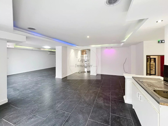 Cannes Bas Suquet, Local commercial de 195m²