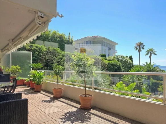 CANNES BASSE CALIFORNIE – 155 M² – TERRAZZA 45 M² – VISTA MARE – GARAGE DOPPIO