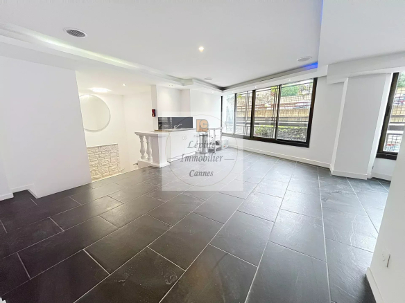 Cannes Bas Suquet, Local commercial de 195m²