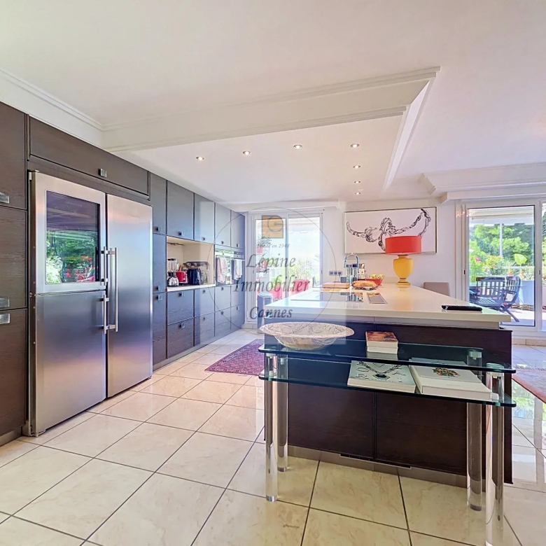 CANNES BASSE CALIFORNIE – 155 M² – TERRASSE 45 M² – VUE MER – DOUBLE GARAGE