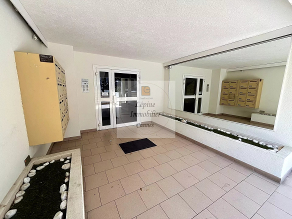 Vendu Loué !!!!  2P de 49m², terrasse et jardin 40m², 2 parkings et cave,