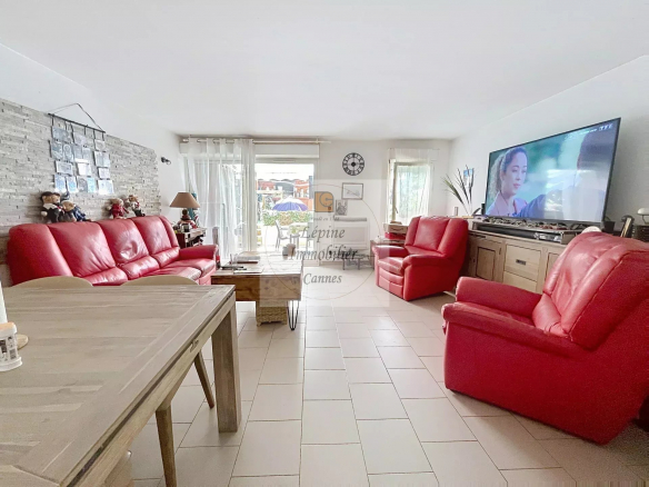 Vendu Loué !!!!  2P de 49m², terrasse et jardin 40m², 2 parkings et cave,