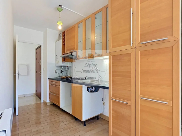 CANNES STANISLAS – 2 PIÈCES TRAVERSANT AVEC TERRASSE, GARAGE ET CAVE