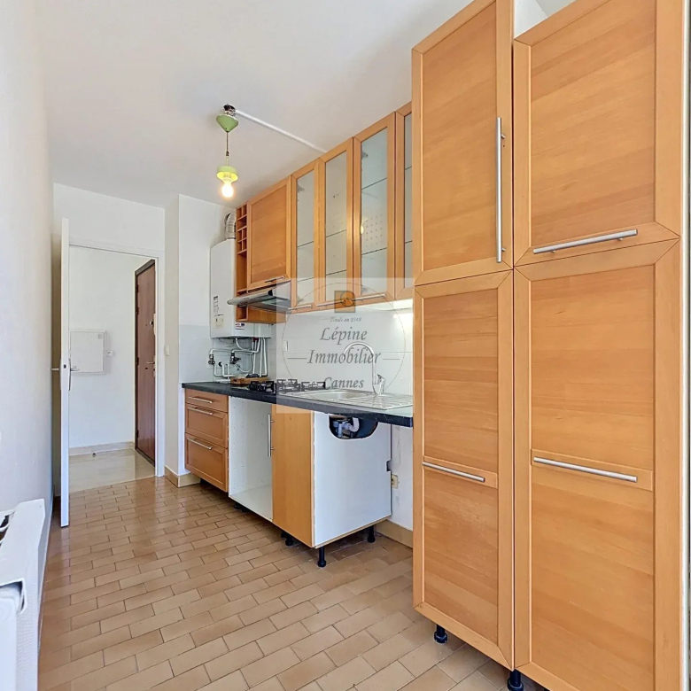 CANNES STANISLAS – 2 PIÈCES TRAVERSANT AVEC TERRASSE, GARAGE ET CAVE