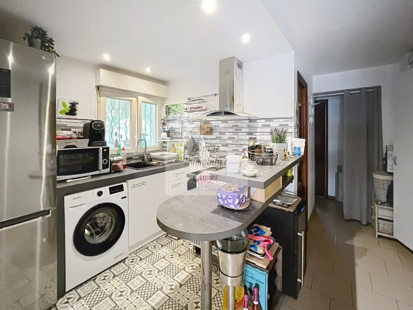 Vendu Loué !!!!  2P de 49m², terrasse et jardin 40m², 2 parkings et cave,