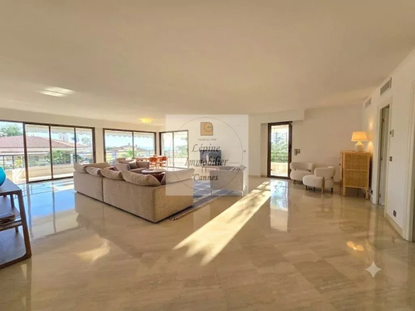 CANNES BASSE CALIFORNIE – 6 ROOMS, 250 SQM – TERRACE – 2 GARAGES