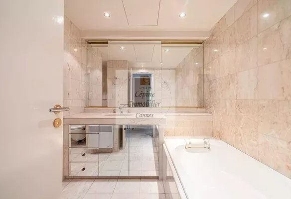 CANNES BASSE CALIFORNIE – 6 ROOMS, 250 SQM – TERRACE – 2 GARAGES