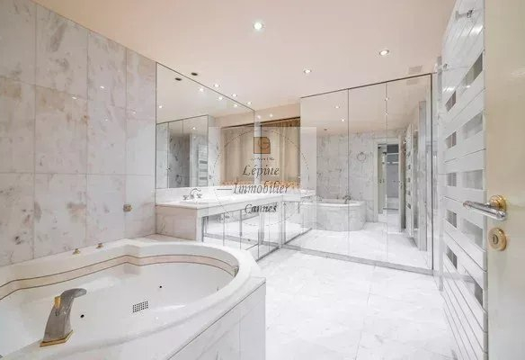 CANNES BASSE CALIFORNIE – 6 ROOMS, 250 SQM – TERRACE – 2 GARAGES