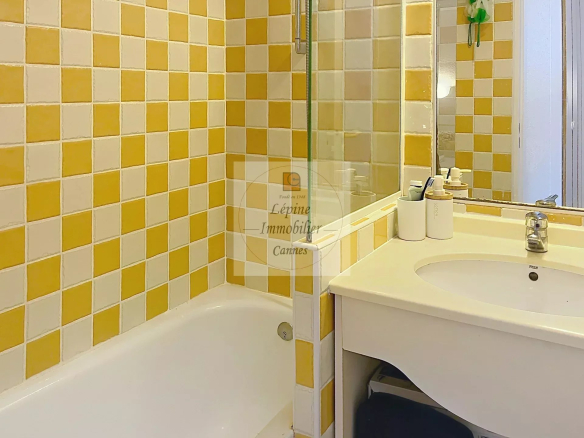 Cannes, Croix des Gardes, Villa Francia, 2/3P de 33.78m² en RDJ avec Parking sous sol.