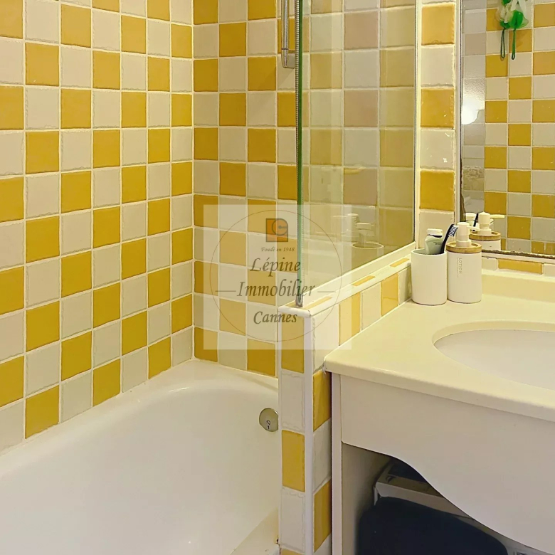 Cannes, Croix des Gardes, Villa Francia, 2/3P de 33.78m² en RDJ avec Parking sous sol.