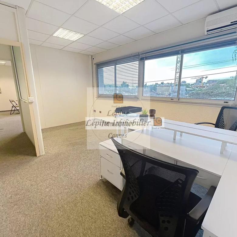 MOUGINS – CHEMIN DES CAMPELIÈRES – BUREAUX 180 M² – 4 PARKINGS