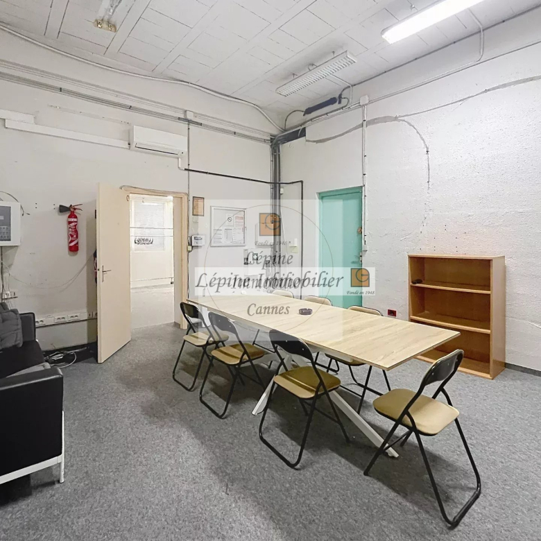MOUGINS – CHEMIN DES CAMPELIÈRES – BUREAUX 180 M² – 4 PARKINGS