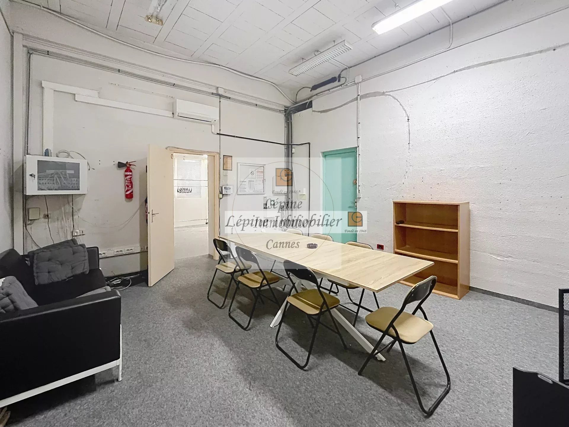 MOUGINS – CHEMIN DES CAMPELIÈRES – BUREAUX 180 M² – 4 PARKINGS