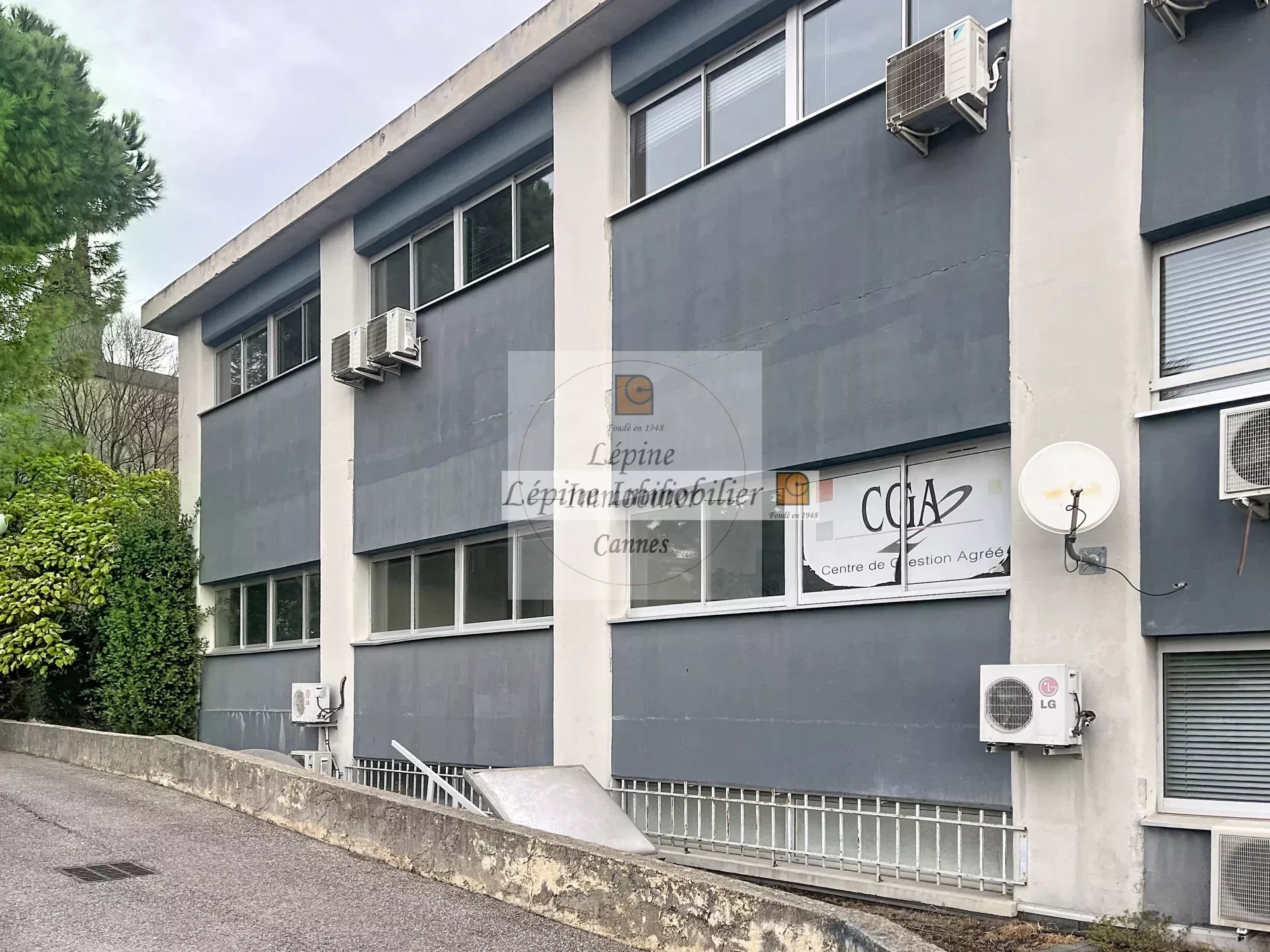 MOUGINS – CHEMIN DES CAMPELIÈRES – BUREAUX 180 M² – 4 PARKINGS