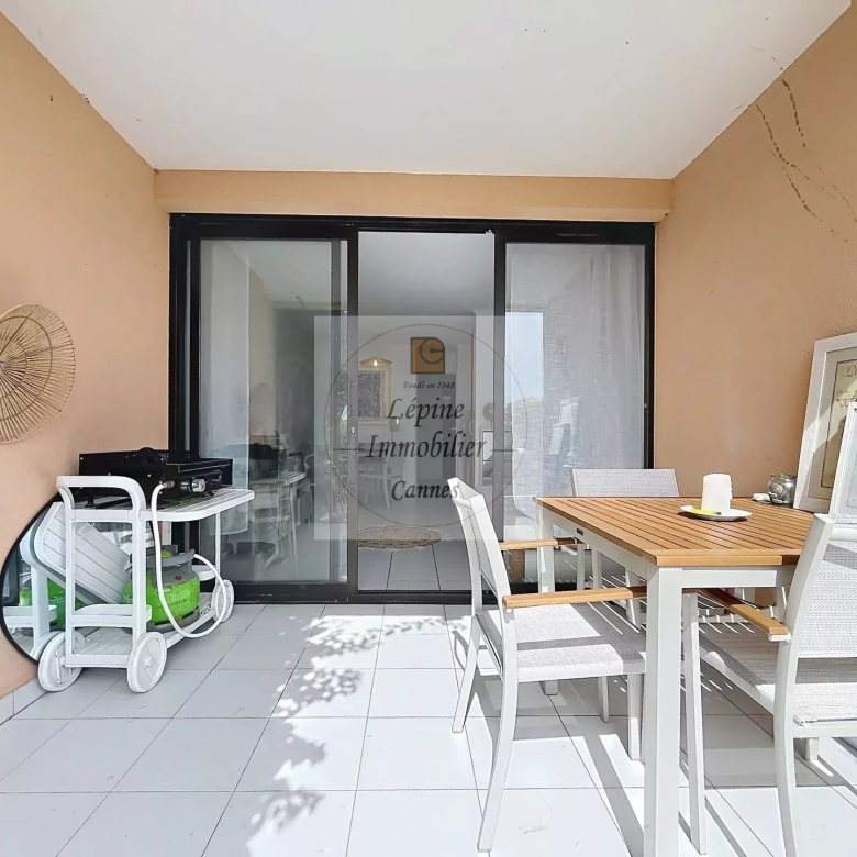 Cannes, Croix des Gardes, Villa Francia, 2/3P de 33.78m² en RDJ avec Parking sous sol.