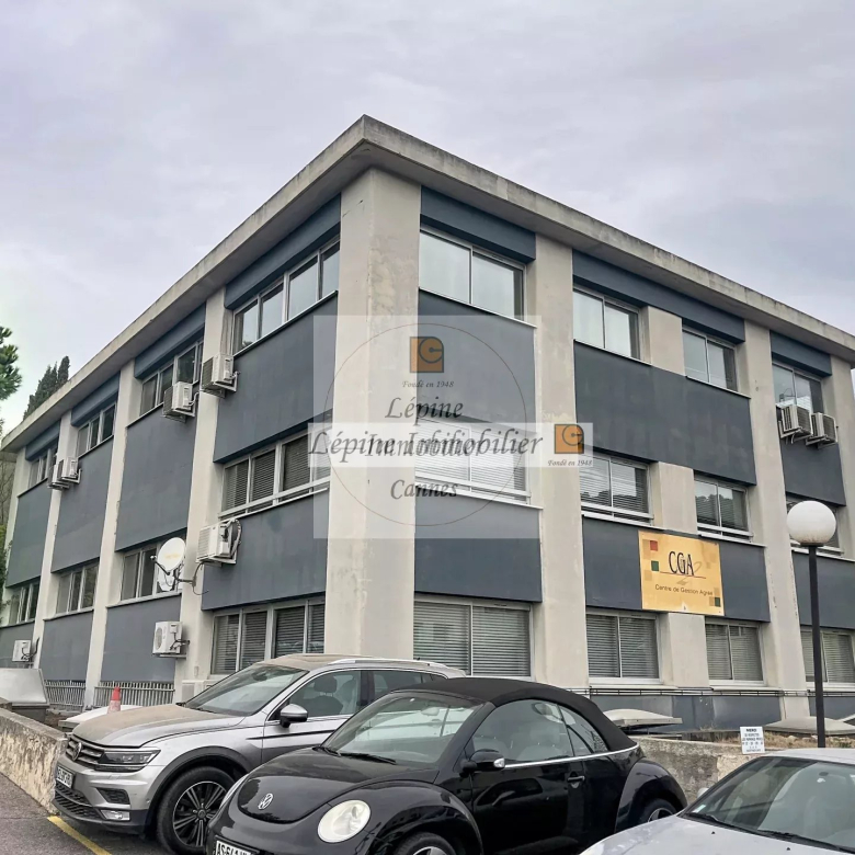 MOUGINS – CHEMIN DES CAMPELIÈRES – BUREAUX 180 M² – 4 PARKINGS