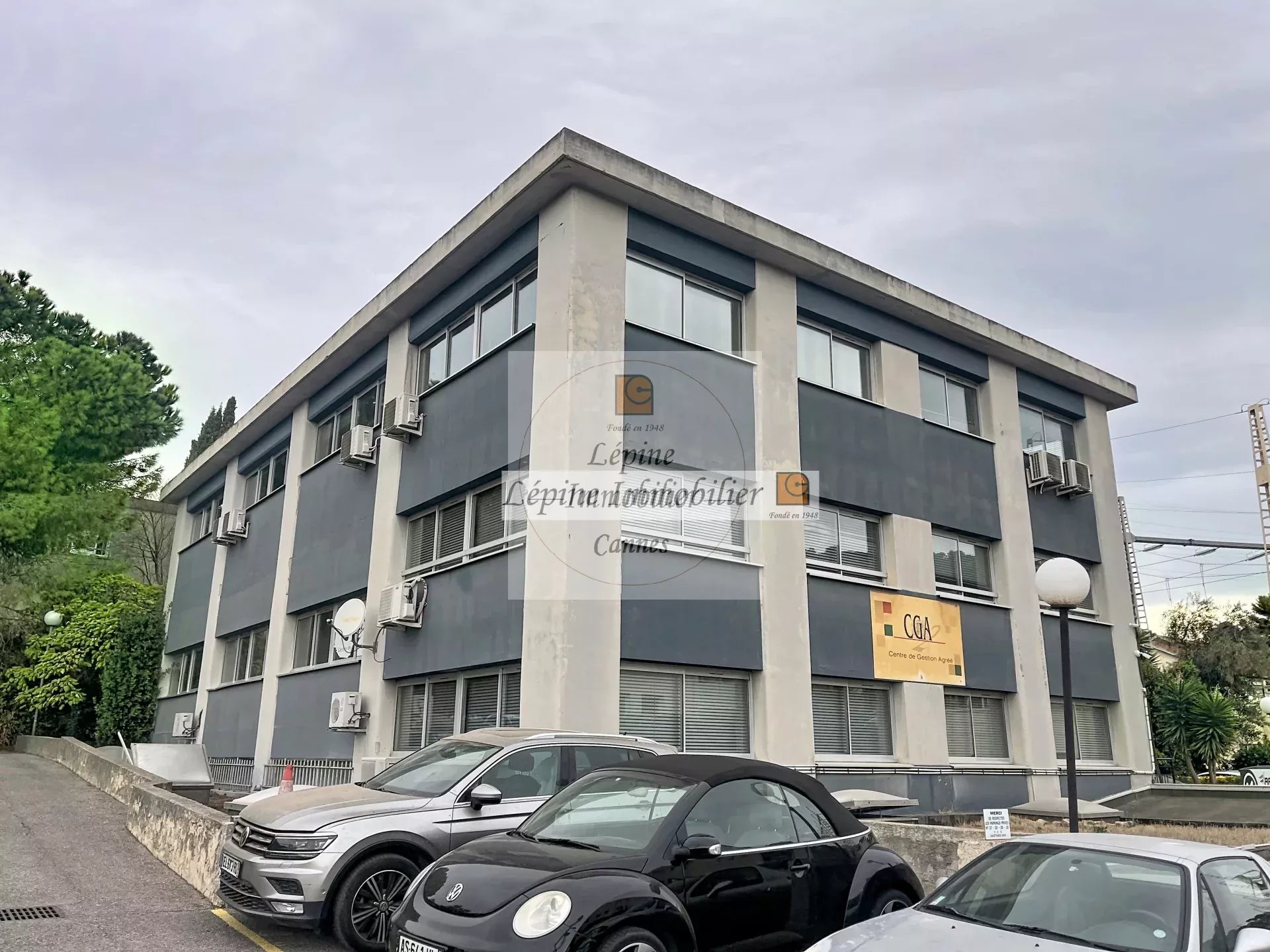 MOUGINS – CHEMIN DES CAMPELIÈRES – BUREAUX 180 M² – 4 PARKINGS