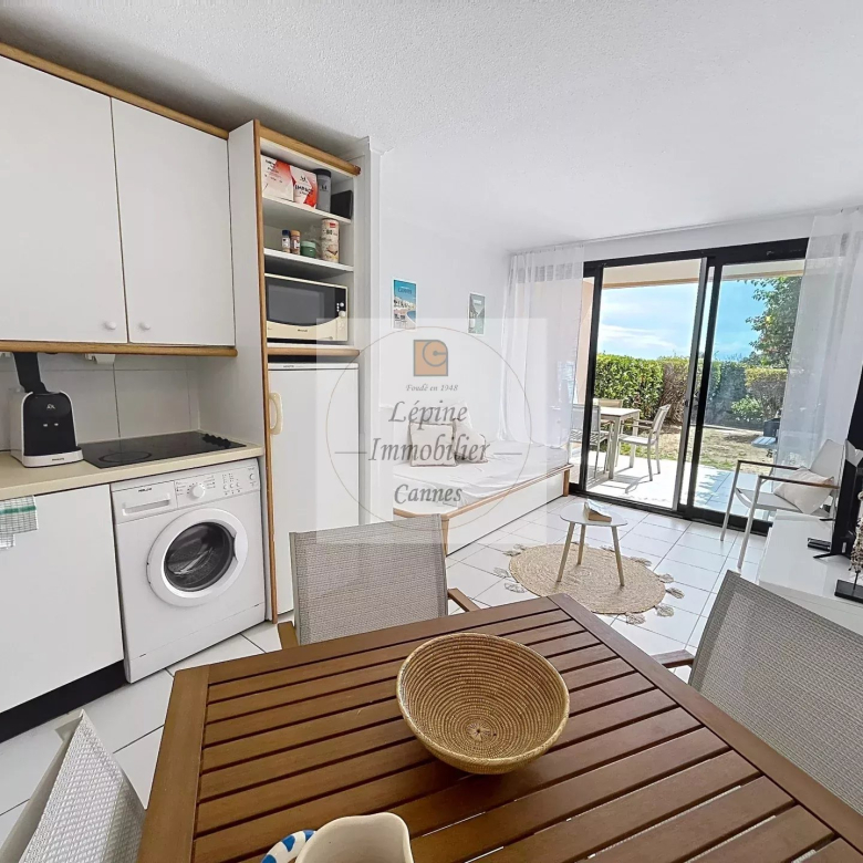 Cannes, Croix des Gardes, Villa Francia, 2/3P de 33.78m² en RDJ avec Parking sous sol.