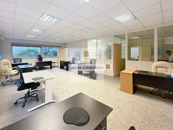 MOUGINS – CHEMIN DES CAMPELIÈRES – BUREAUX 180 M² – 4 PARKINGS