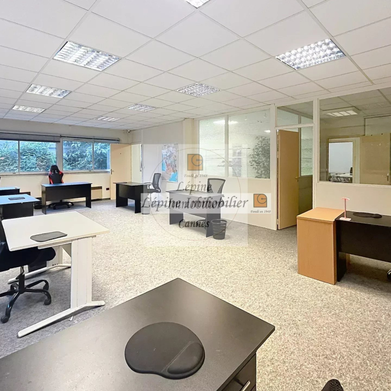 MOUGINS – CHEMIN DES CAMPELIÈRES – BUREAUX 180 M² – 4 PARKINGS