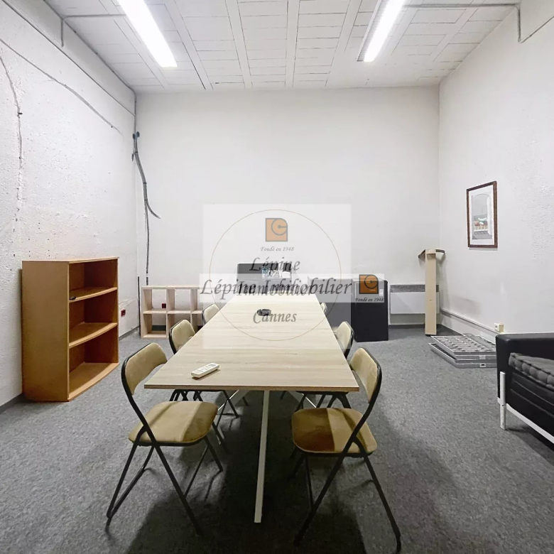 MOUGINS – CHEMIN DES CAMPELIÈRES – BUREAUX 180 M² – 4 PARKINGS