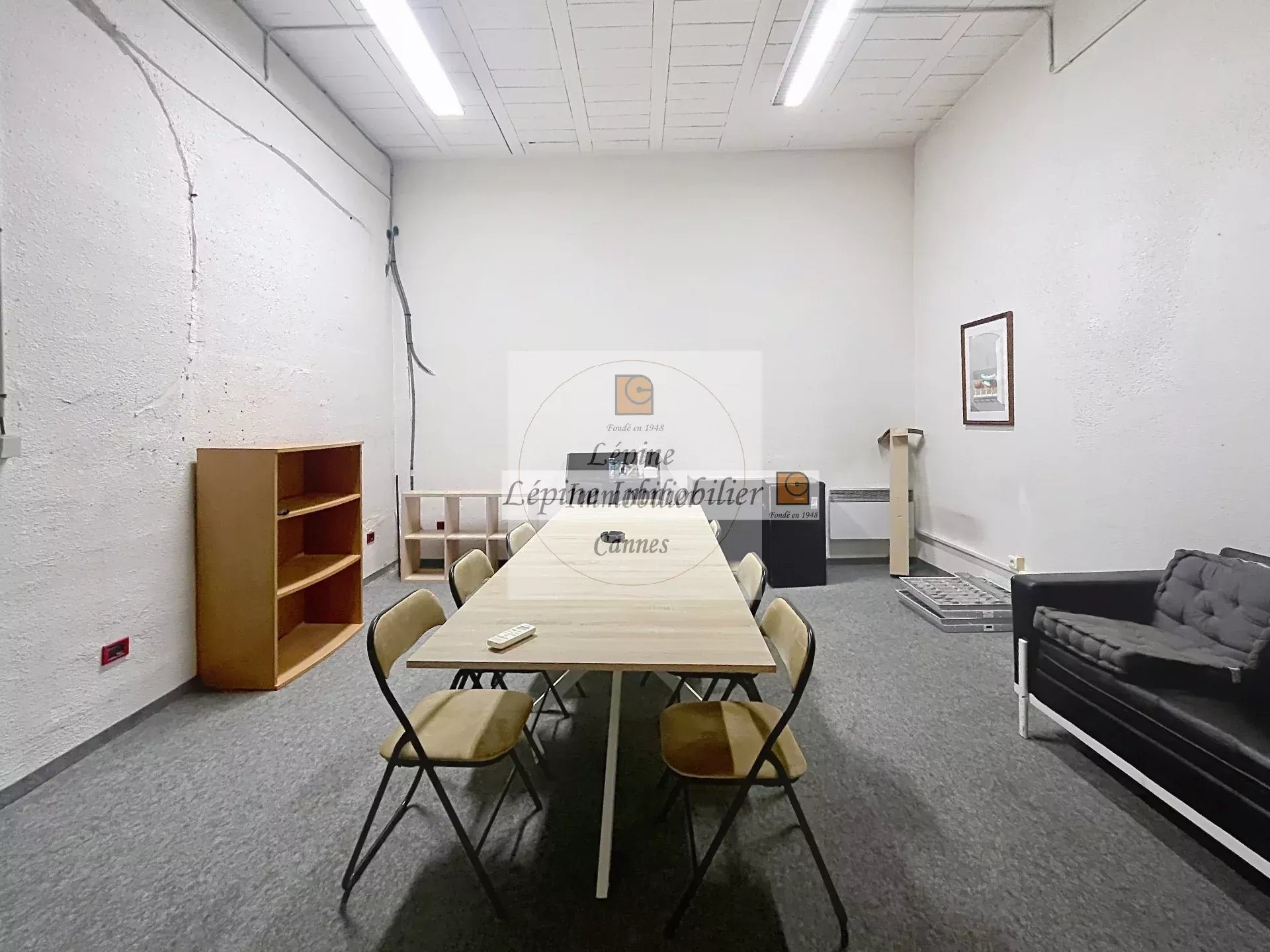 MOUGINS – CHEMIN DES CAMPELIÈRES – BUREAUX 180 M² – 4 PARKINGS