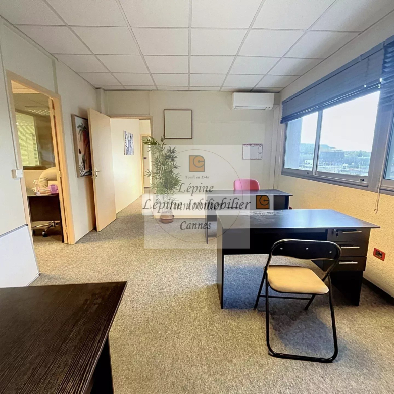 MOUGINS – CHEMIN DES CAMPELIÈRES – BUREAUX 180 M² – 4 PARKINGS