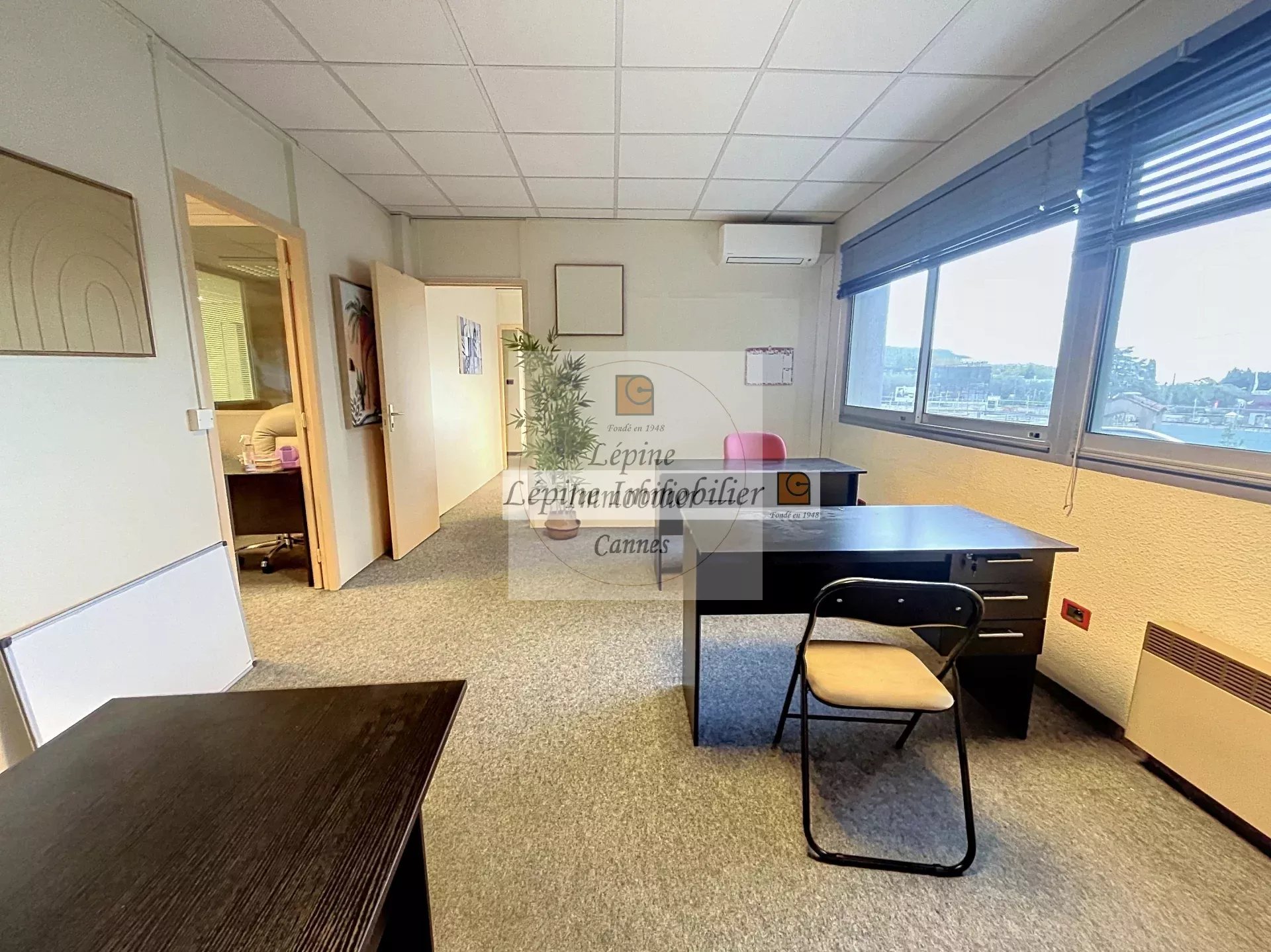 MOUGINS – CHEMIN DES CAMPELIÈRES – BUREAUX 180 M² – 4 PARKINGS