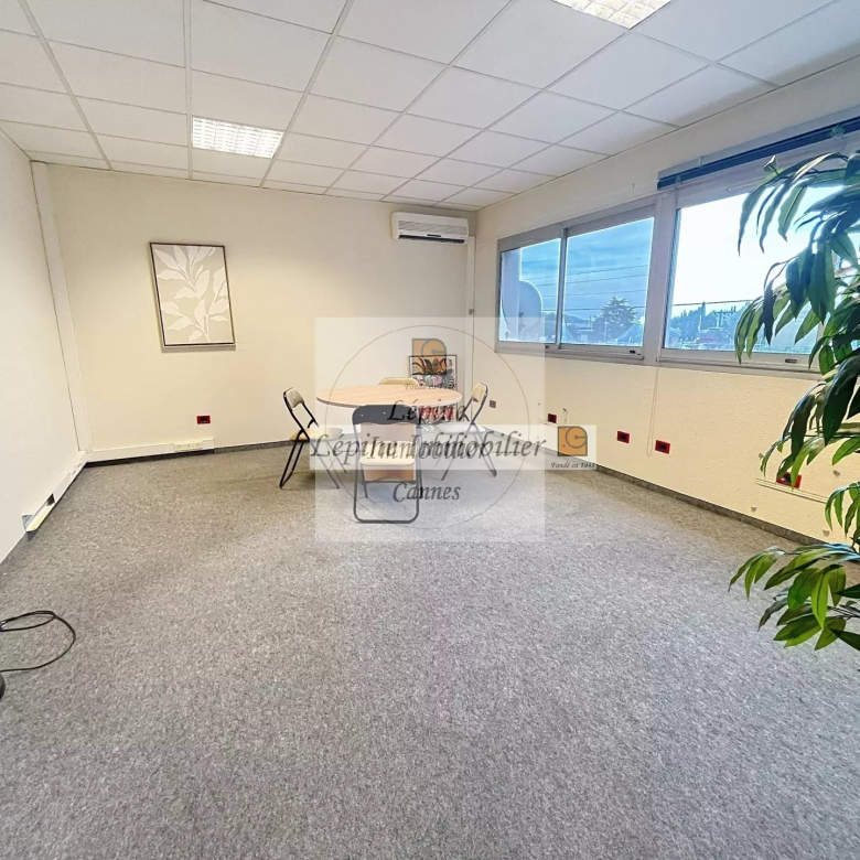 MOUGINS – CHEMIN DES CAMPELIÈRES – BUREAUX 180 M² – 4 PARKINGS