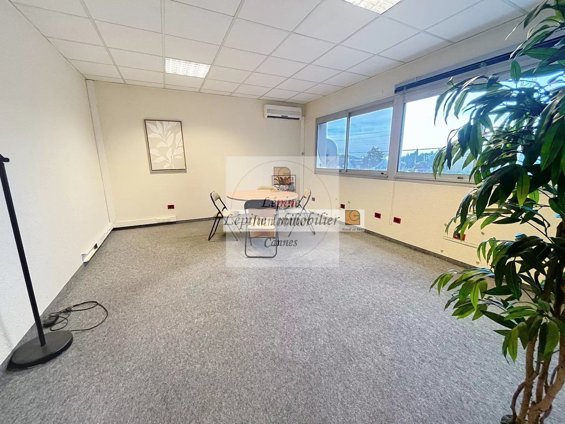 MOUGINS – CHEMIN DES CAMPELIÈRES – BUREAUX 180 M² – 4 PARKINGS