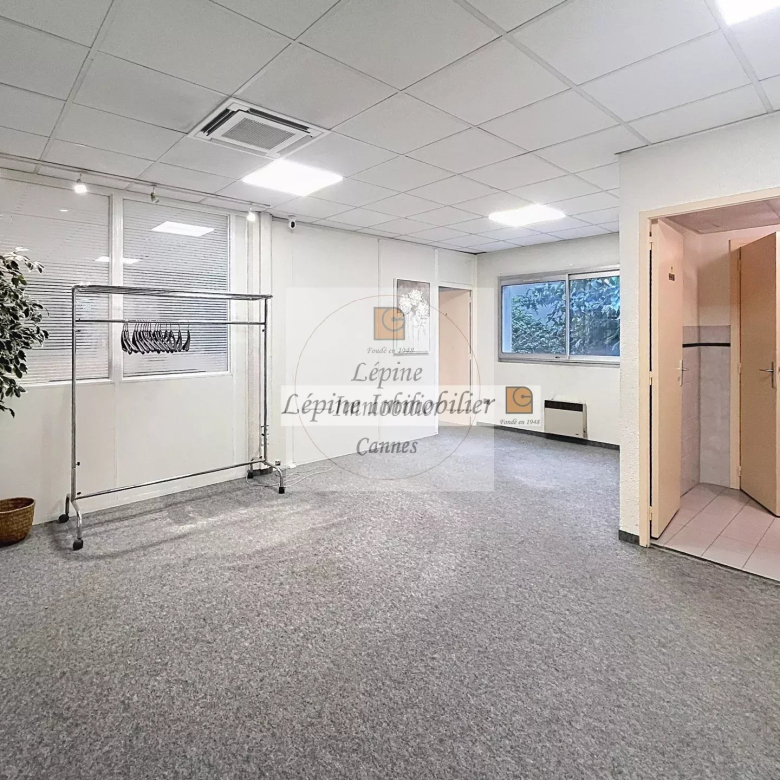 MOUGINS – CHEMIN DES CAMPELIÈRES – BUREAUX 180 M² – 4 PARKINGS