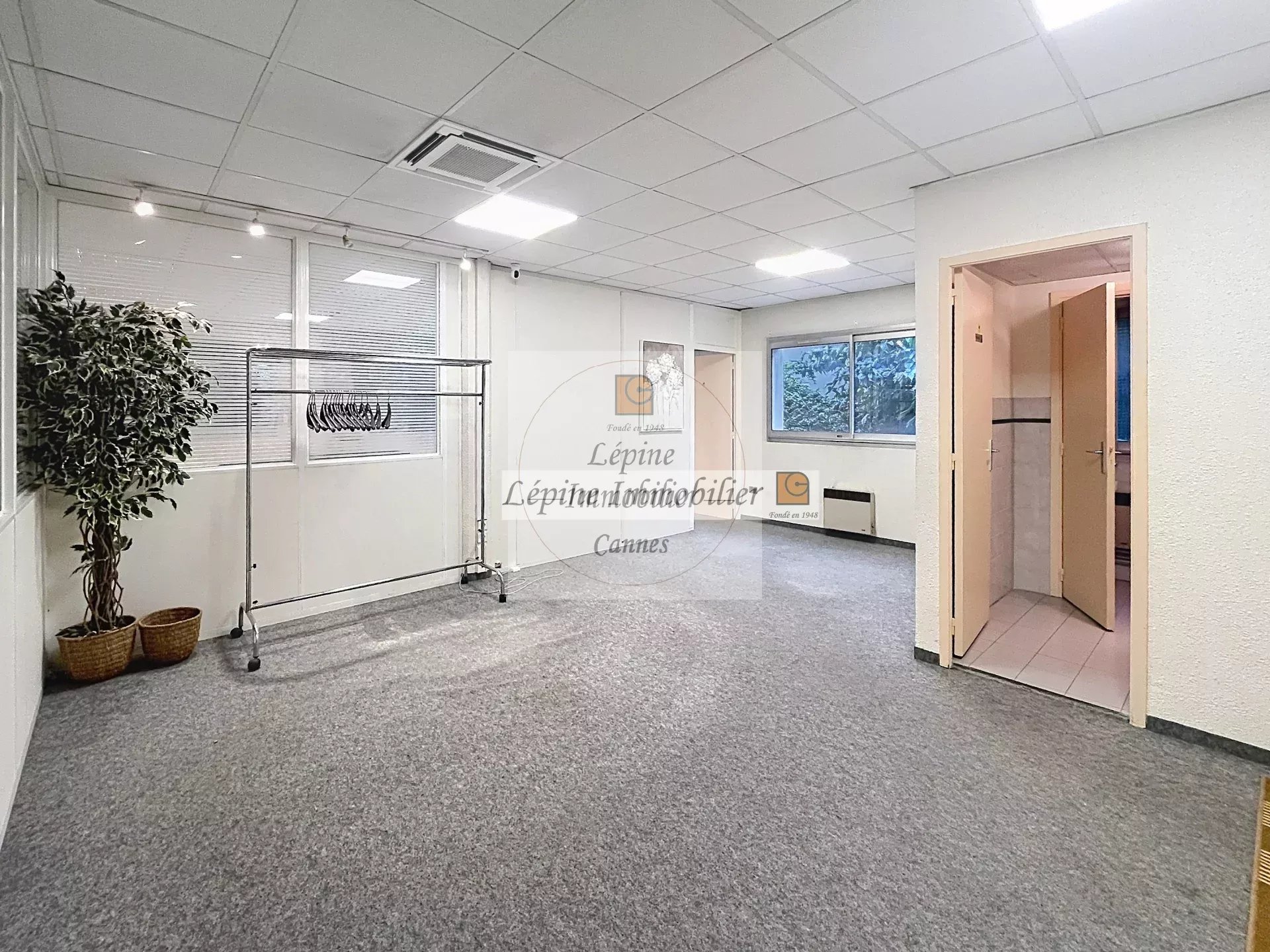 MOUGINS – CHEMIN DES CAMPELIÈRES – BUREAUX 180 M² – 4 PARKINGS