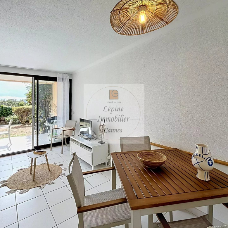 Cannes, Croix des Gardes, Villa Francia, 2/3P de 33.78m² en RDJ avec Parking sous sol.