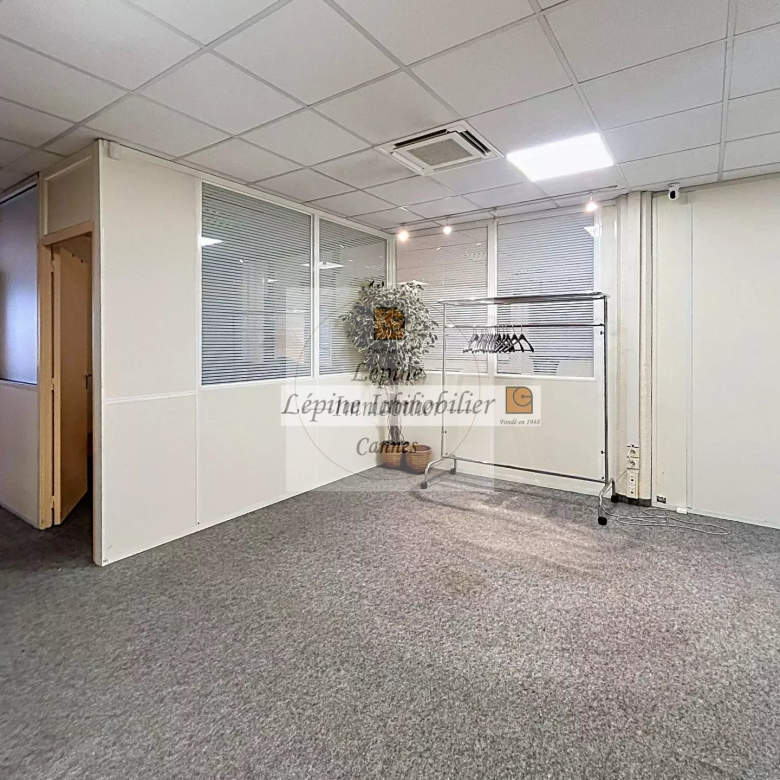 MOUGINS – CHEMIN DES CAMPELIÈRES – BUREAUX 180 M² – 4 PARKINGS