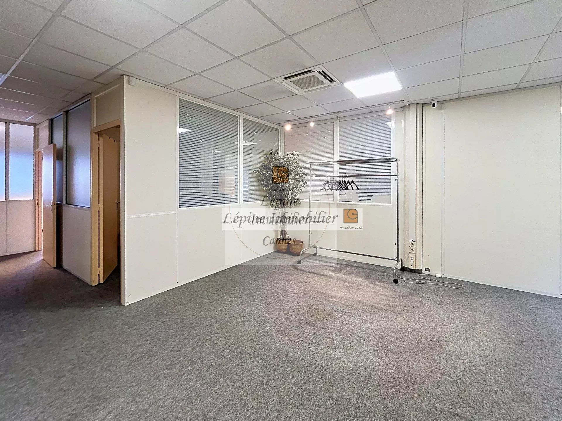 MOUGINS – CHEMIN DES CAMPELIÈRES – BUREAUX 180 M² – 4 PARKINGS