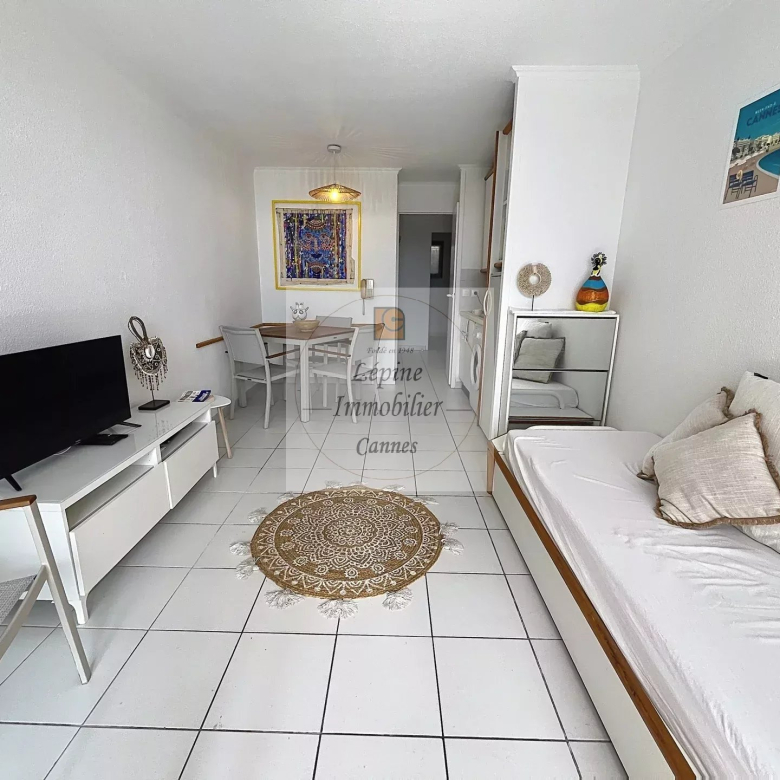 Cannes, Croix des Gardes, Villa Francia, 2/3P de 33.78m² en RDJ avec Parking sous sol.