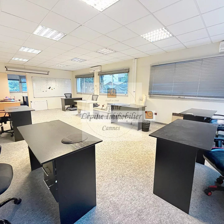 MOUGINS – CHEMIN DES CAMPELIÈRES – BUREAUX 180 M² – 4 PARKINGS