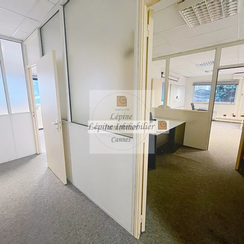 MOUGINS – CHEMIN DES CAMPELIÈRES – BUREAUX 180 M² – 4 PARKINGS