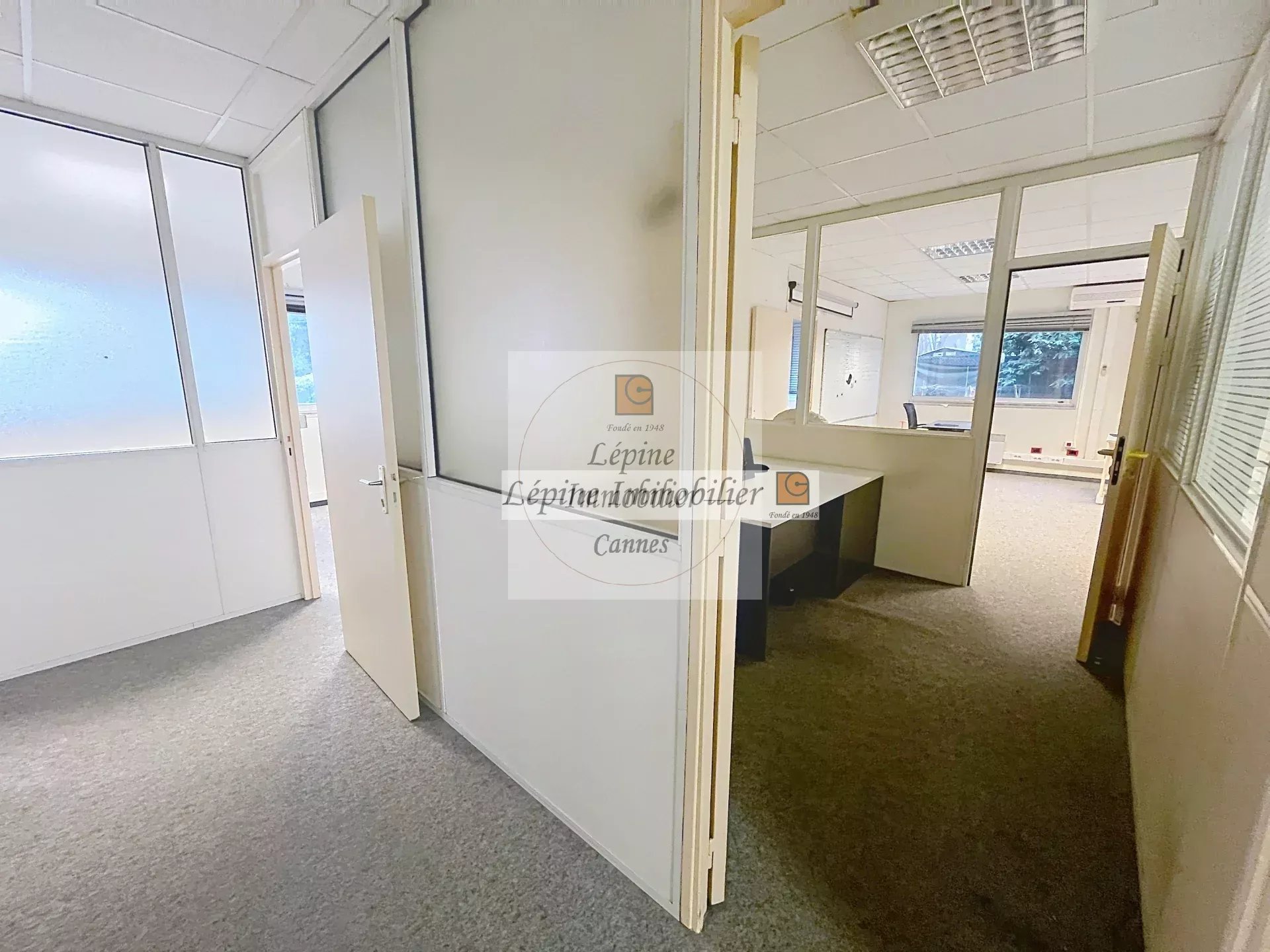 MOUGINS – CHEMIN DES CAMPELIÈRES – BUREAUX 180 M² – 4 PARKINGS
