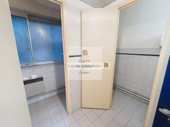 MOUGINS – CHEMIN DES CAMPELIÈRES – BUREAUX 180 M² – 4 PARKINGS