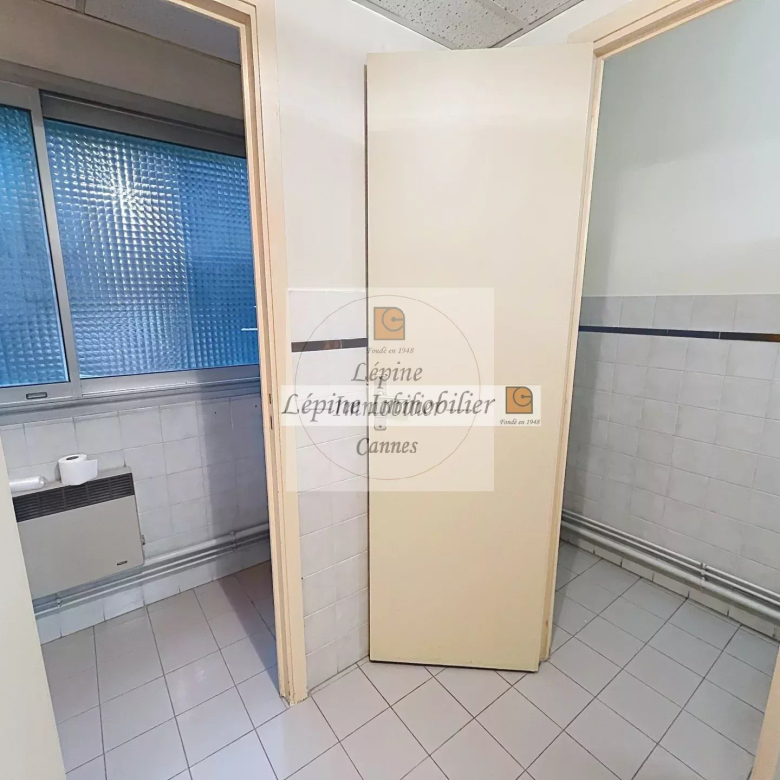 MOUGINS – CHEMIN DES CAMPELIÈRES – BUREAUX 180 M² – 4 PARKINGS