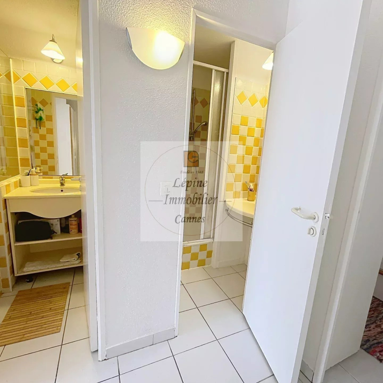 Cannes, Croix des Gardes, Villa Francia, 2/3P de 33.78m² en RDJ avec Parking sous sol.